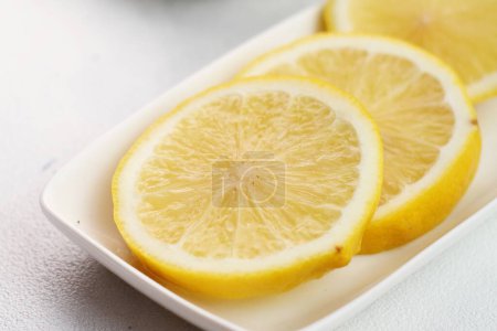 Téléchargez les photos : Tranches de citron avec plat blanc - en image libre de droit