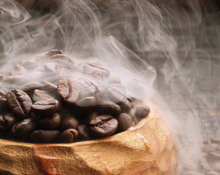 Foto de Granos de café asados en la mesa de madera - Imagen libre de derechos
