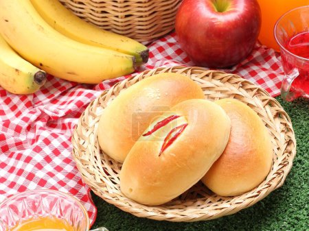 Téléchargez les photos : Fruits frais et pomme rouge dans le panier - en image libre de droit