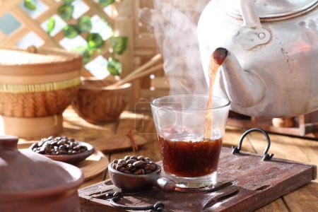 Foto de Molinillo de café con granos de café y bebida caliente - Imagen libre de derechos