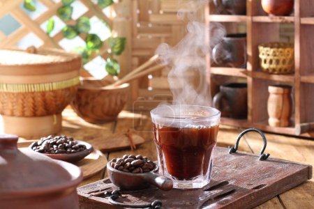 Foto de Café negro con bebida caliente en la vieja taza - Imagen libre de derechos