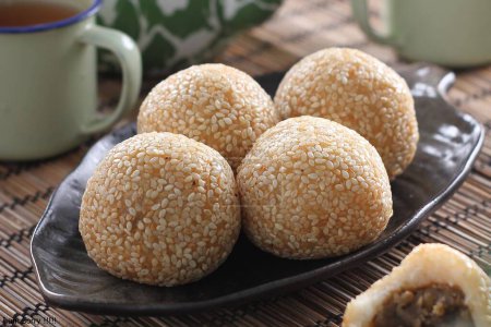 Téléchargez les photos : Dessert à la noix de coco sucrée avec graines de sésame - en image libre de droit