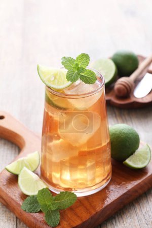 Téléchargez les photos : Verre de thé glacé frais avec des feuilles de menthe - en image libre de droit