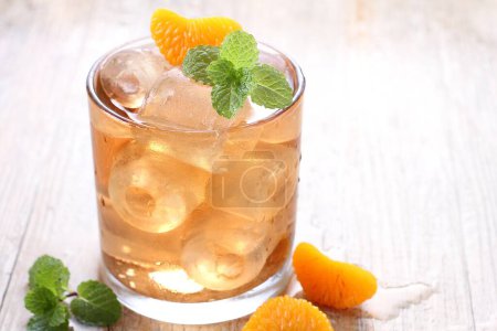 Téléchargez les photos : Thé orange avec glace dans le verre - en image libre de droit