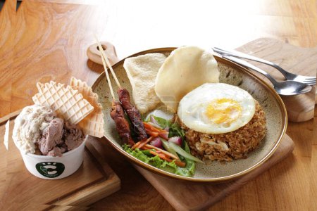 Foto de Gachas de arroz con huevo frito, cerdo frito, cerdo frito, arroz frito crujiente y huevo frito por la mañana. - Imagen libre de derechos