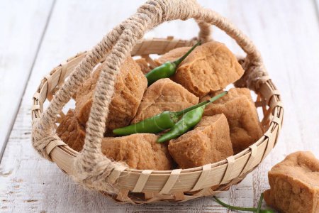 Téléchargez les photos : Biscuits chinois aux haricots doux dans un plat en bambou, sur fond de bois. - en image libre de droit