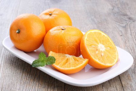 Foto de Naranjas frescas maduras con hojas - Imagen libre de derechos
