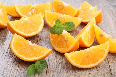 Téléchargez les photos : Fruit orange aux feuilles - en image libre de droit