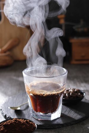 Foto de Una taza de café con vapor saliendo de ella - Imagen libre de derechos