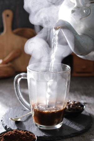 Foto de Una taza de café que se vierte en una taza - Imagen libre de derechos