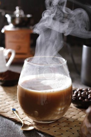 Foto de Un vaso de café con vapor saliendo de él - Imagen libre de derechos