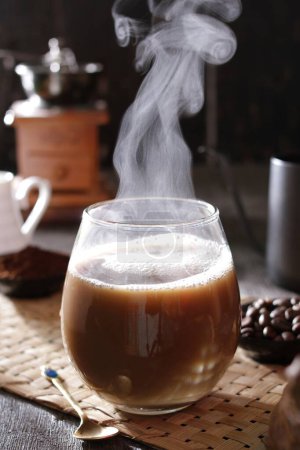 Téléchargez les photos : Un verre de café avec de la vapeur s'élevant hors de lui - en image libre de droit
