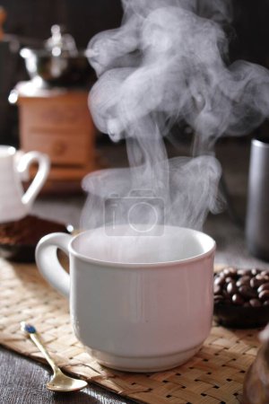Foto de Una taza de café humeante en una mesa - Imagen libre de derechos