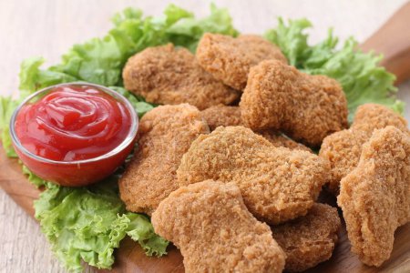 Téléchargez les photos : Une assiette de nuggies de poulet frit au ketchup - en image libre de droit