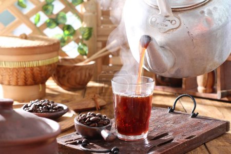 Foto de Una tetera vertiendo té en un vaso - Imagen libre de derechos