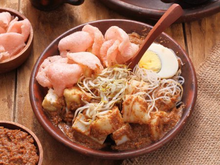 Téléchargez les photos : Un bol de nourriture avec crevettes, œufs et nouilles - en image libre de droit