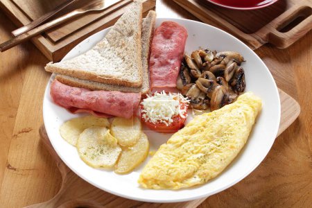 Téléchargez les photos : Une assiette de nourriture avec des toasts, des œufs, du jambon et des champignons - en image libre de droit