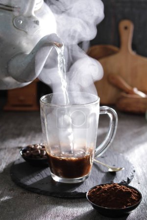 Téléchargez les photos : Une tasse de café versée dans une tasse - en image libre de droit