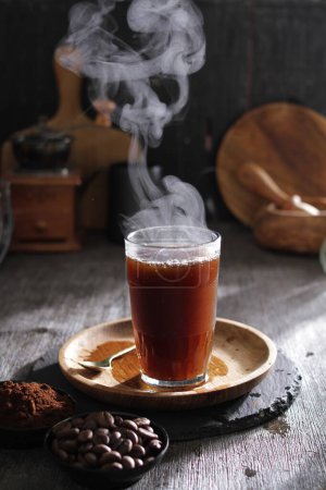 Téléchargez les photos : Une tasse de café avec de la vapeur s'élevant hors de lui - en image libre de droit