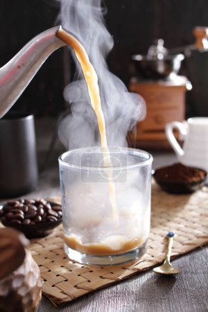 Foto de Una persona vertiendo café en un vaso - Imagen libre de derechos