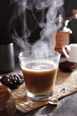 Téléchargez les photos : Une tasse de café avec de la vapeur s'élevant hors de lui - en image libre de droit