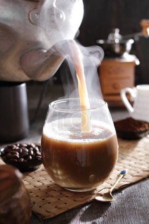 Foto de Un vaso de café que se vierte en una taza - Imagen libre de derechos