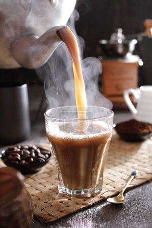 Foto de Una taza de café que se vierte en un vaso - Imagen libre de derechos