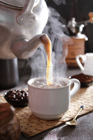 Foto de Una taza de café que se vierte en una taza - Imagen libre de derechos