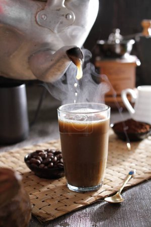 Foto de Una persona vertiendo café en un vaso - Imagen libre de derechos