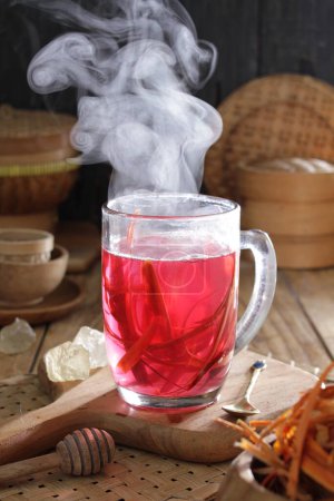Téléchargez les photos : Une tasse de thé avec une vapeur qui en jaillit - en image libre de droit
