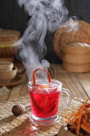 Téléchargez les photos : Une tasse de thé avec une fumée qui en sort - en image libre de droit