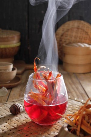 Foto de Un vaso de líquido rojo con un humo saliendo de él - Imagen libre de derechos
