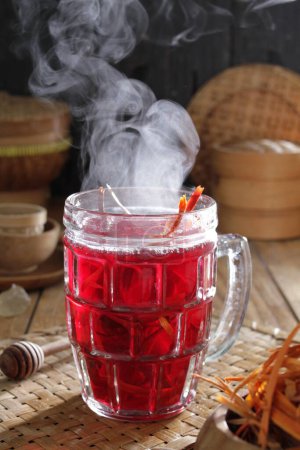 Téléchargez les photos : Une tasse de thé en verre avec une vapeur qui en jaillit - en image libre de droit