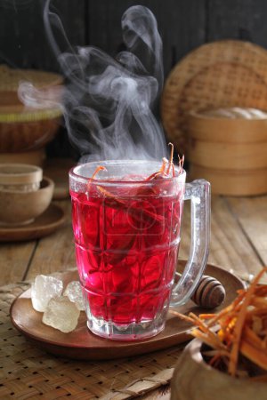 Téléchargez les photos : Une tasse de thé avec une vapeur qui en jaillit - en image libre de droit