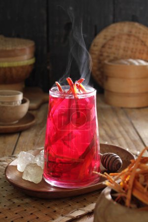Foto de Una bebida roja con hielo y una cesta de paja - Imagen libre de derechos