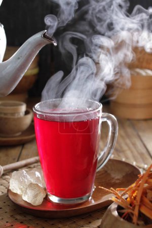 Téléchargez les photos : Une tasse de thé avec une vapeur qui en sort - en image libre de droit