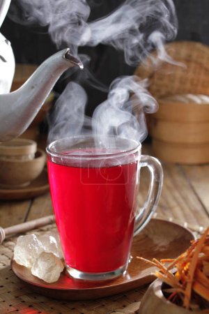 Téléchargez les photos : Une tasse de thé avec de la vapeur qui en sort - en image libre de droit