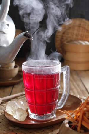 Foto de Una taza de té con vapor saliendo de ella - Imagen libre de derechos