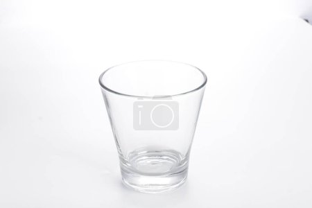 Téléchargez les photos : Un verre d'eau sur une surface blanche - en image libre de droit