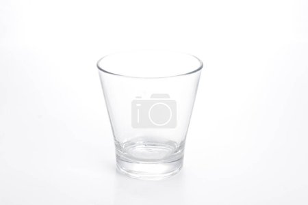 Téléchargez les photos : Un verre d'eau sur une surface blanche - en image libre de droit