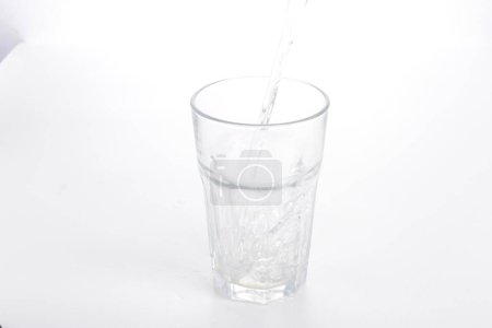 Téléchargez les photos : Un verre d'eau versé dans un verre - en image libre de droit