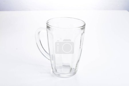 Foto de Una jarra de vidrio sobre una superficie blanca - Imagen libre de derechos