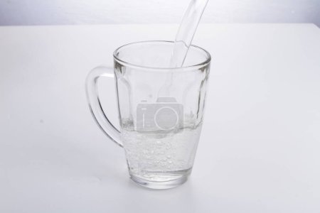 Foto de Un vaso de agua con una pajita - Imagen libre de derechos