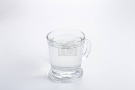 Foto de Un vaso de agua con una cuchara - Imagen libre de derechos