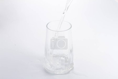 Téléchargez les photos : Un verre d'eau versé dans un verre - en image libre de droit
