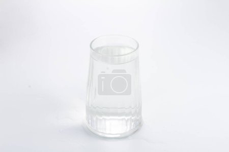 Foto de Un vaso de agua sobre una superficie blanca - Imagen libre de derechos