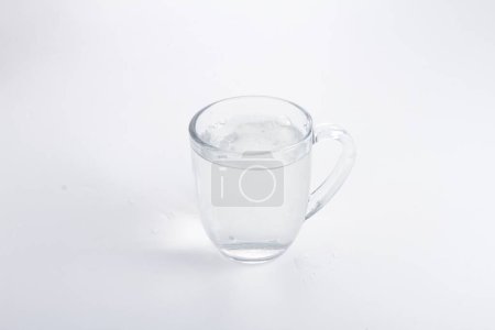 Téléchargez les photos : Un verre d'eau avec une cuillère dedans - en image libre de droit
