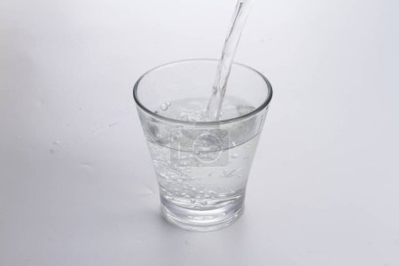 Téléchargez les photos : Un verre d'eau avec une bouteille d'eau dedans - en image libre de droit