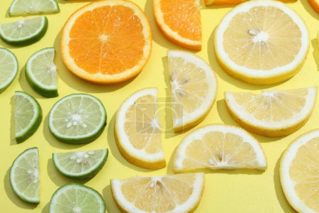 Téléchargez les photos : Une table avec un bouquet de citrons et d'oranges tranchés - en image libre de droit