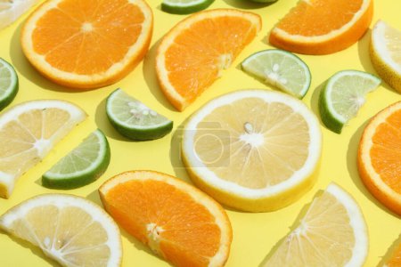 Téléchargez les photos : Tranche de fruits sur fond jaune - en image libre de droit